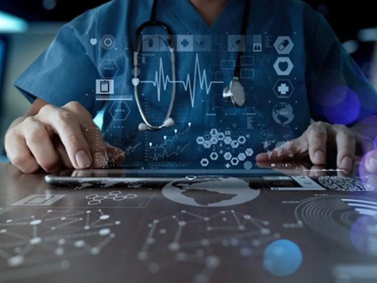 Uma mão de um médico mexe em um tablet em que saem ícones digitais.
